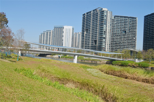 輕盈飄逸，ETFE人行天橋?yàn)槌鞘性鎏硪坏黎诧L(fēng)景線